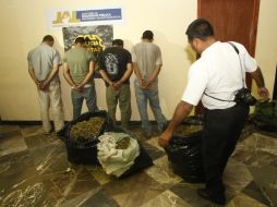 A los sujetos se les aseguraron paquetes con 17 kilos de mariguana, un costal con cinco kilos y dos prensas metálicas. ARCHIVO  /