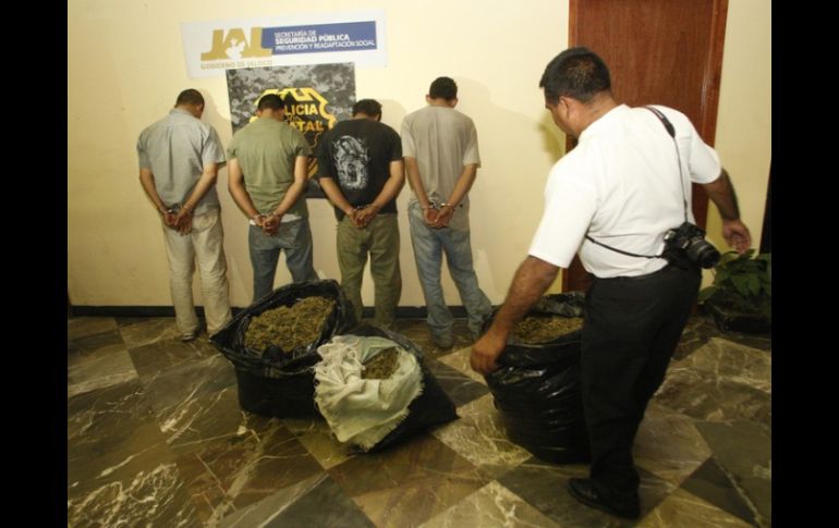 A los sujetos se les aseguraron paquetes con 17 kilos de mariguana, un costal con cinco kilos y dos prensas metálicas. ARCHIVO  /