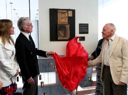 El periodista Jacobo Zabludovsky y el escultor José Luis Cuevas, durante la ceremonia de entrega de la obra. NTX  /