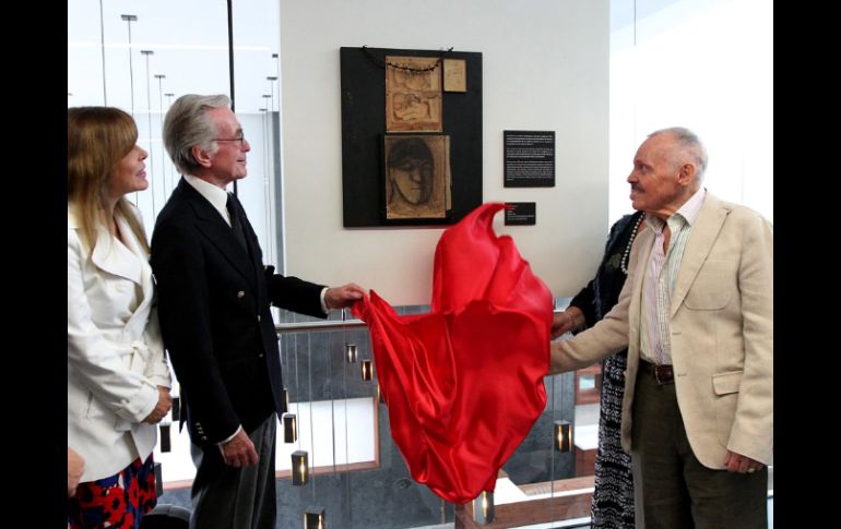 El periodista Jacobo Zabludovsky y el escultor José Luis Cuevas, durante la ceremonia de entrega de la obra. NTX  /