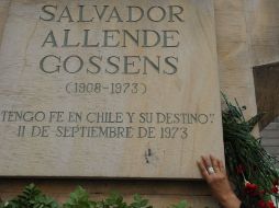 La fecha fue recordada con homenajes a las víctimas de la dictadura pinochetista; la lápida del Monumento a Salvador Allende. XINHUA  /