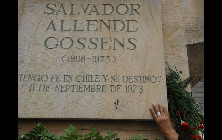 La fecha fue recordada con homenajes a las víctimas de la dictadura pinochetista; la lápida del Monumento a Salvador Allende. XINHUA  /