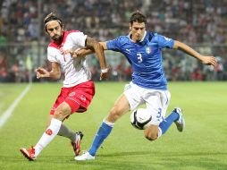 Federico Peluso (der) disputa un balón ente Bogdanovic de Malta durante el encuantro. EFE  /