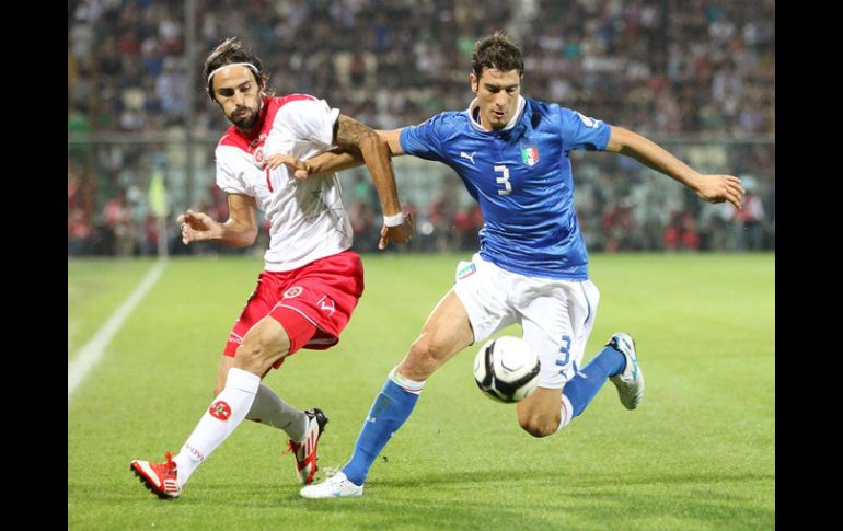 Federico Peluso (der) disputa un balón ente Bogdanovic de Malta durante el encuantro. EFE  /