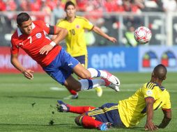 Alexis Sánchez recibe una dura barrida de parte de Luis Perez de Colombia. EFE  /