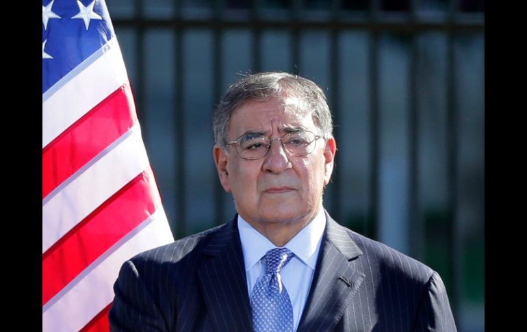 Leon Panetta dice que el Departamento de Defensa revisa con atención el libro para determinar qué revelaciones son clasificadas. AP  /