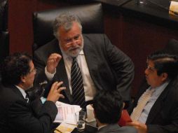 Los senadores; Armando Ríos, Alejandro Encinas y Luis Miguel Barbosa dialogan durante la sesión de hoy en el Senado. NTX  /