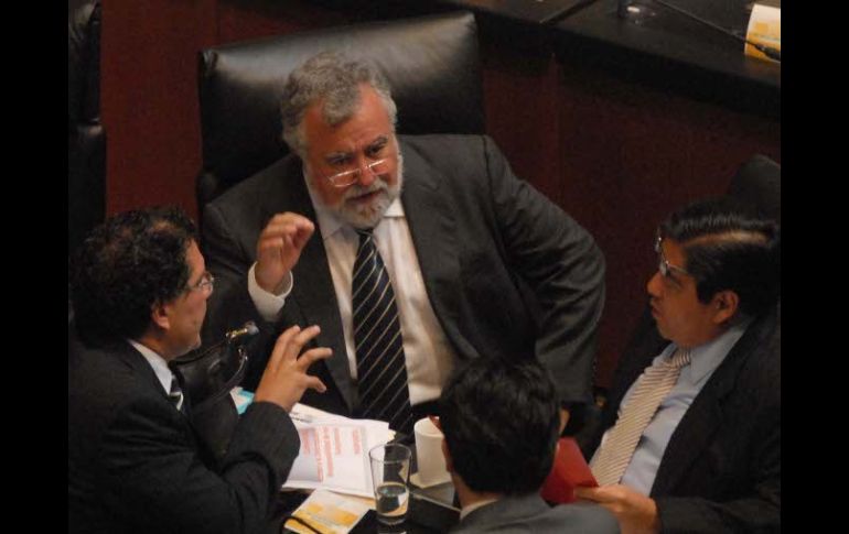 Los senadores; Armando Ríos, Alejandro Encinas y Luis Miguel Barbosa dialogan durante la sesión de hoy en el Senado. NTX  /