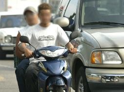 Los motociclistas aprovechan un descuido para despojar a sus victimas de sus pertenencias en zonas como la Avenida Chapultepec.ARCHIVO  /