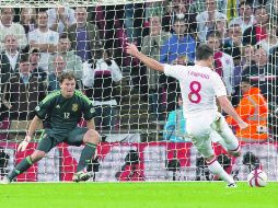 Penal. El veterano mediocampista del Chelsea, Frank Lampard, anotó el gol del empate de pena máxima al minuto 87. AP  /