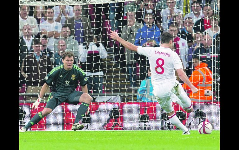 Penal. El veterano mediocampista del Chelsea, Frank Lampard, anotó el gol del empate de pena máxima al minuto 87. AP  /