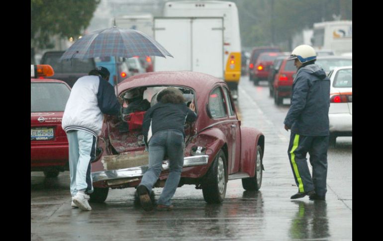 El asfalto mojado provocó varios choques en distintos puntos de la ciudad. ARCHIVO  /