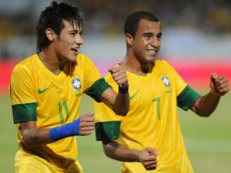 Los jugadores Neymar (i), y Lucas (d), de Brasil celebran victoria durante un partido ante China. ARCHIVO  /