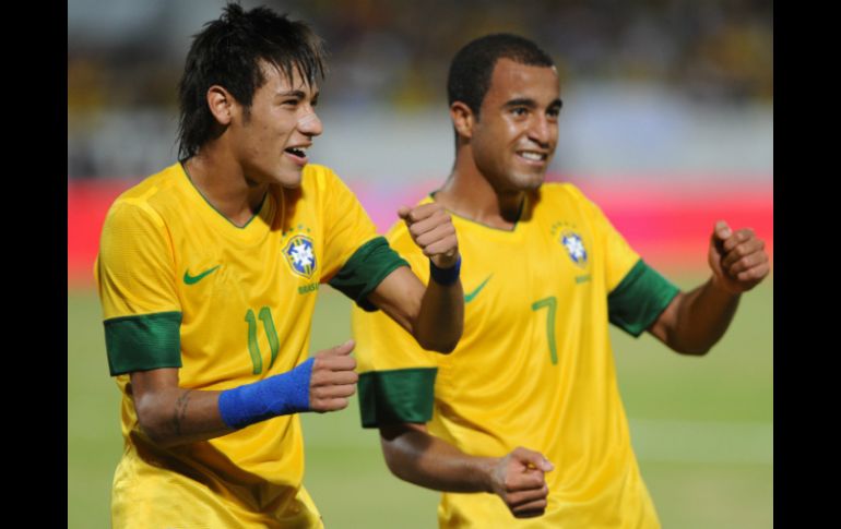 Los jugadores Neymar (i), y Lucas (d), de Brasil celebran victoria durante un partido ante China. ARCHIVO  /