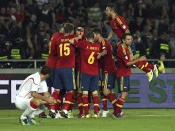 La selección española celebra con Roberto Soldado su anotación contra Georgia en su primer partido rumbo a Brasil 2014. EFE  /