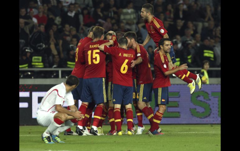 La selección española celebra con Roberto Soldado su anotación contra Georgia en su primer partido rumbo a Brasil 2014. EFE  /