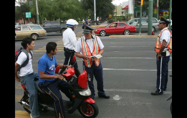 Hasta la fecha, agentes de Vialidad han aplicado 61 multas a motociclistas por faltas a normas viales. ARCHIVO  /