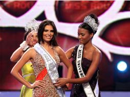 La actual Miss Universo, Leila Lopes, de Angola corona a la dominicana que representará a su país en el certamen de este año. ARCHIVO  /