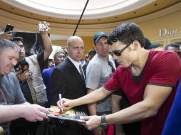 Julio César Chávez Jr. da autógrafos luego de la conferencia en Las Vegas. REUTERS  /