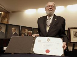 Hugo Gutiérrez Vega muestra el diploma que lo acredita como miembro de la Academia Mexicana de la Lengua. NTX  /