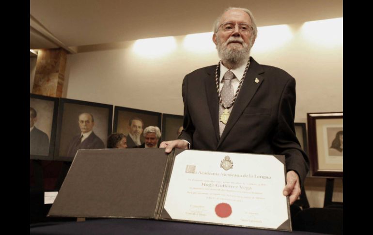 Hugo Gutiérrez Vega muestra el diploma que lo acredita como miembro de la Academia Mexicana de la Lengua. NTX  /