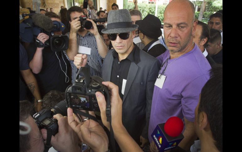 Sergio 'Maravilla' Martínez (sombrero) sale de la conferencia de prensa en Las Vegas. REUTERS  /