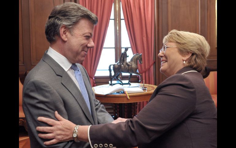 El presidente colombiano Juan Manuel Santos y la directora ejecutiva de la ONU-Mujer, Michelle Bachelet , durante una reunión. XINHUA  /