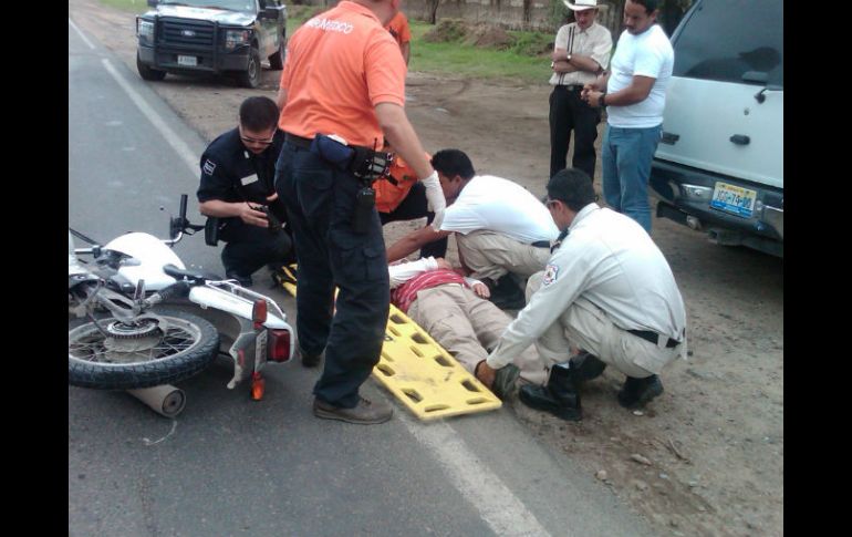 Fue trasladado por paramédicos de la Cruz Verde Zapopan Norte al puesto de socorros.  /