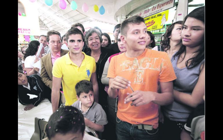 Apapachados. Iván García (amarillo) y Germán Sánchez firman autógrafos a la gente.  /