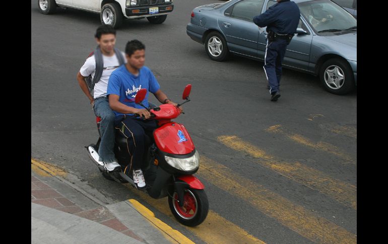 El miércoles se arrestaron a tres personas con autopartes y se aseguro un vehículo. ARCHIVO  /