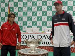 El tenista español David Ferrer (i) y el estadounidense Sam Querrey posan tras el sorteo de los partidos de la eliminatoria. EFE  /