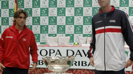 El tenista español David Ferrer (i) y el estadounidense Sam Querrey posan tras el sorteo de los partidos de la eliminatoria. EFE  /