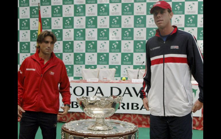 El tenista español David Ferrer (i) y el estadounidense Sam Querrey posan tras el sorteo de los partidos de la eliminatoria. EFE  /