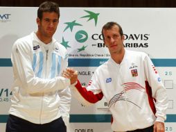 Del Potro (izq) Stepanek posan a las cámaras, después de plantear el sorteo oficial de sus próximas semifinales. REUTERS  /