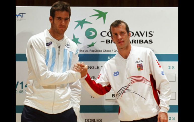 Del Potro (izq) Stepanek posan a las cámaras, después de plantear el sorteo oficial de sus próximas semifinales. REUTERS  /