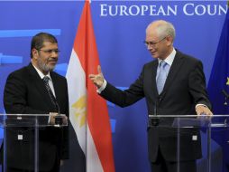 Van Rompuy (d) y el presidente egipcio Muhamed Mursi durante rueda de prensa en Bruselas. EFE  /