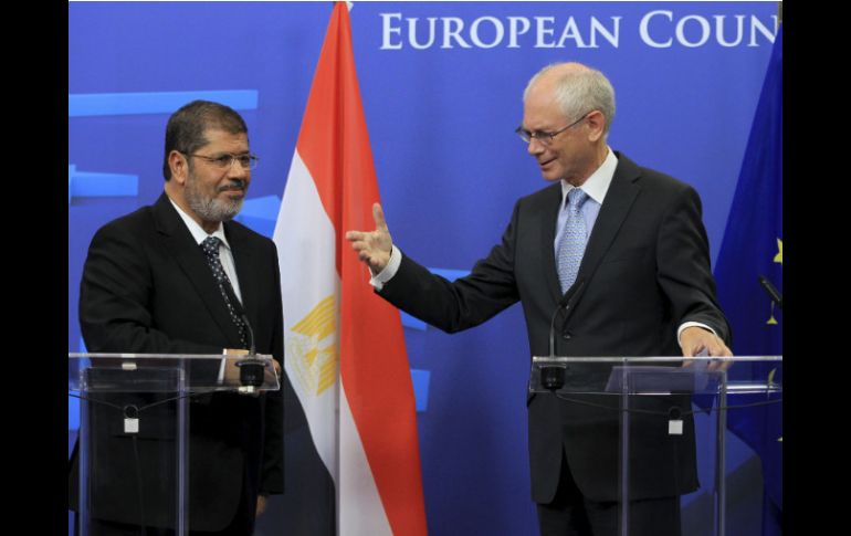 Van Rompuy (d) y el presidente egipcio Muhamed Mursi durante rueda de prensa en Bruselas. EFE  /