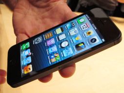 Un ejecutivo de Apple muestra el nuevo Iphone 5. EFE  /