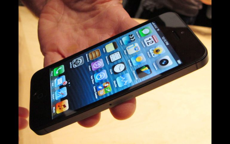 Un ejecutivo de Apple muestra el nuevo Iphone 5. EFE  /