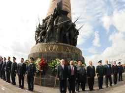 Elementos de las fuerzas armadas rindieron guardia en el monumento de los Niños Héroes, donde colocaron ofrendas florales. ESPECIAL  /