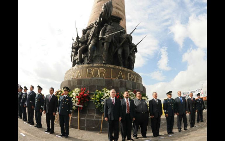 Elementos de las fuerzas armadas rindieron guardia en el monumento de los Niños Héroes, donde colocaron ofrendas florales. ESPECIAL  /