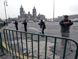 Policías resguardan el acceso al Zócalo capitalino previo a la ceremonia de ''El Grito'' que encabezará Felipe Calderón. EL UNIVERSAL  /