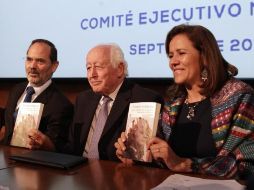 El líder moral del PAN, Luis H. Álvarez (c), durante la ceremonia del 73 aniversario del PAN. EL UNIVERSAL  /