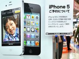 El iPhone 5 tiene una pantalla que muestra una imagen más nítida y es 20% más ligero que el anterior iPhone 4S.  AFP  /