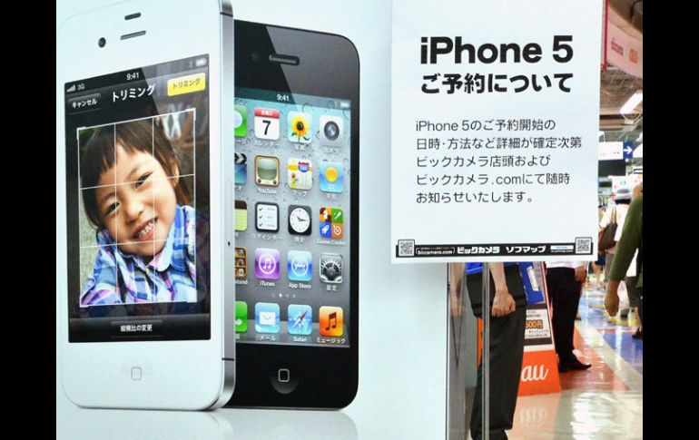 El iPhone 5 tiene una pantalla que muestra una imagen más nítida y es 20% más ligero que el anterior iPhone 4S.  AFP  /