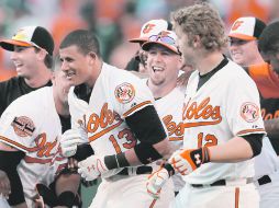 Batazos oportunos. Manny Machado (13) es felicitado por su equipo tras pegar el hit de la victoria.AFP  /