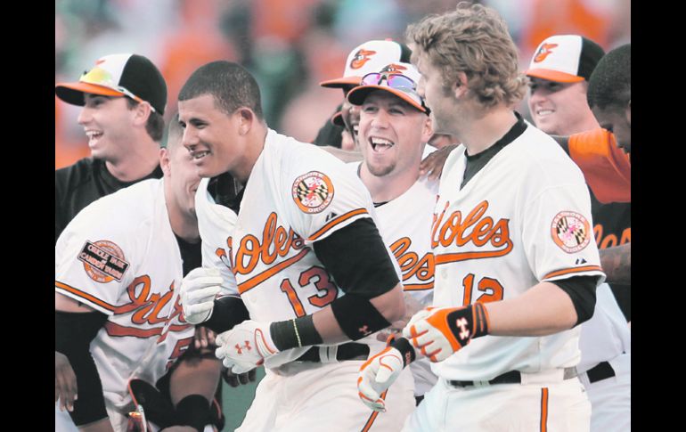 Batazos oportunos. Manny Machado (13) es felicitado por su equipo tras pegar el hit de la victoria.AFP  /