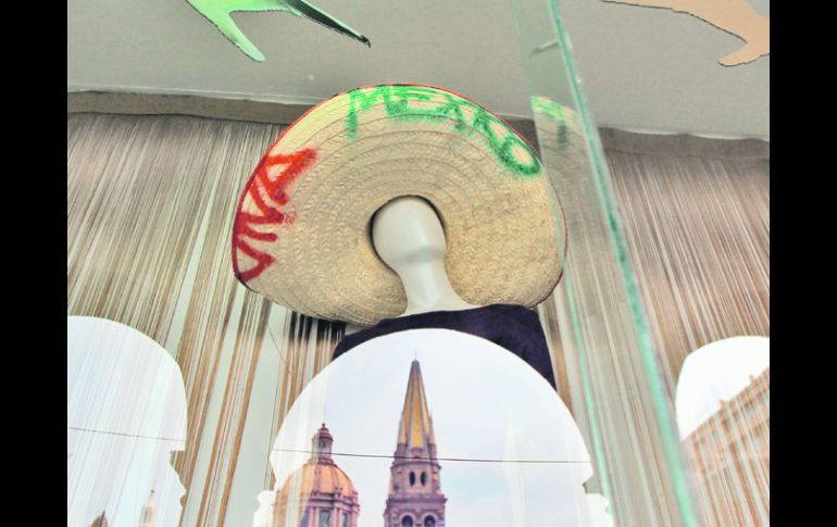 COLORES PATRIOS. Diversos comercios del Centro se ponen a tono para la celebración del Grito de Independencia.  /