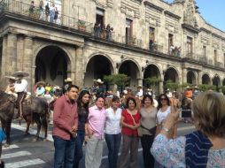 Desfile charro por empezar en el Centro; se convirtió en atractivo para peatones.  /