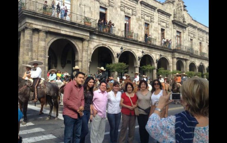 Desfile charro por empezar en el Centro; se convirtió en atractivo para peatones.  /